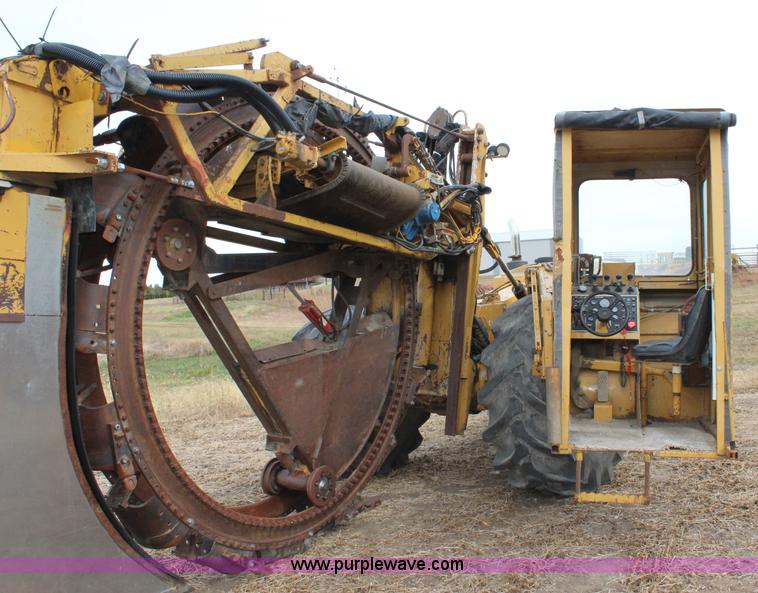 image for item L2435 2001 Buckeye 7200 Magnum drainage tile wheel trencher