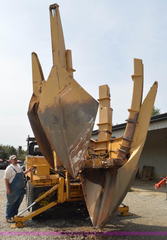 image for item L2788 1979 Ford 800 tree transplanter truck