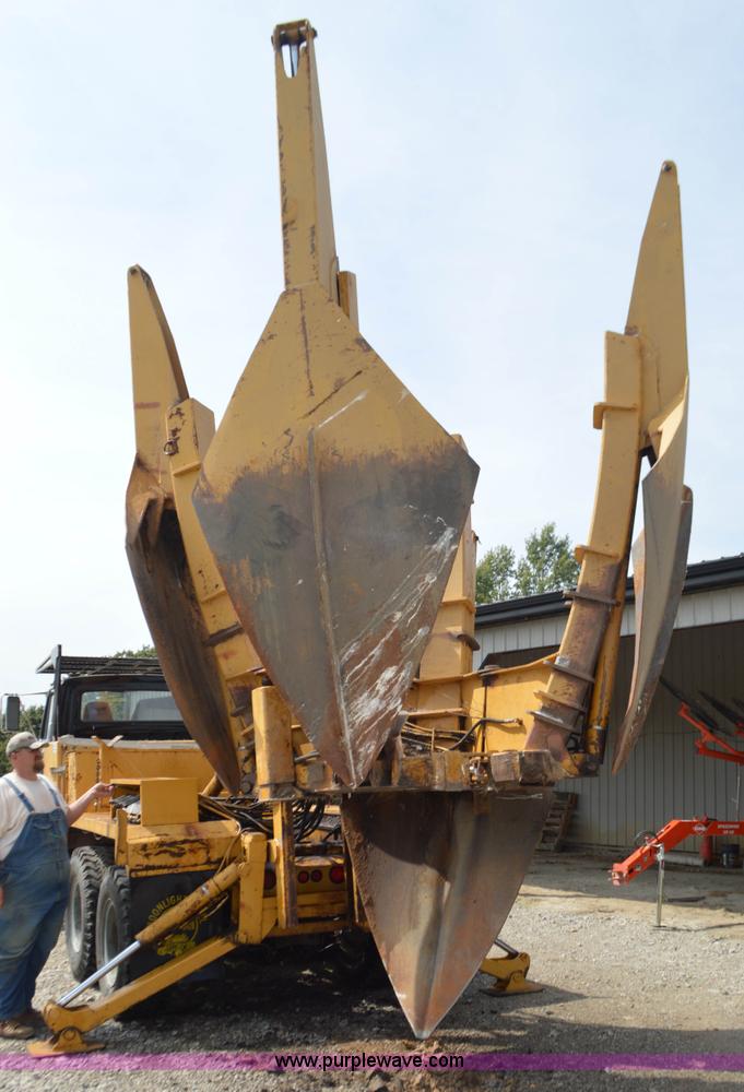 image for item L2788 1979 Ford 800 tree transplanter truck