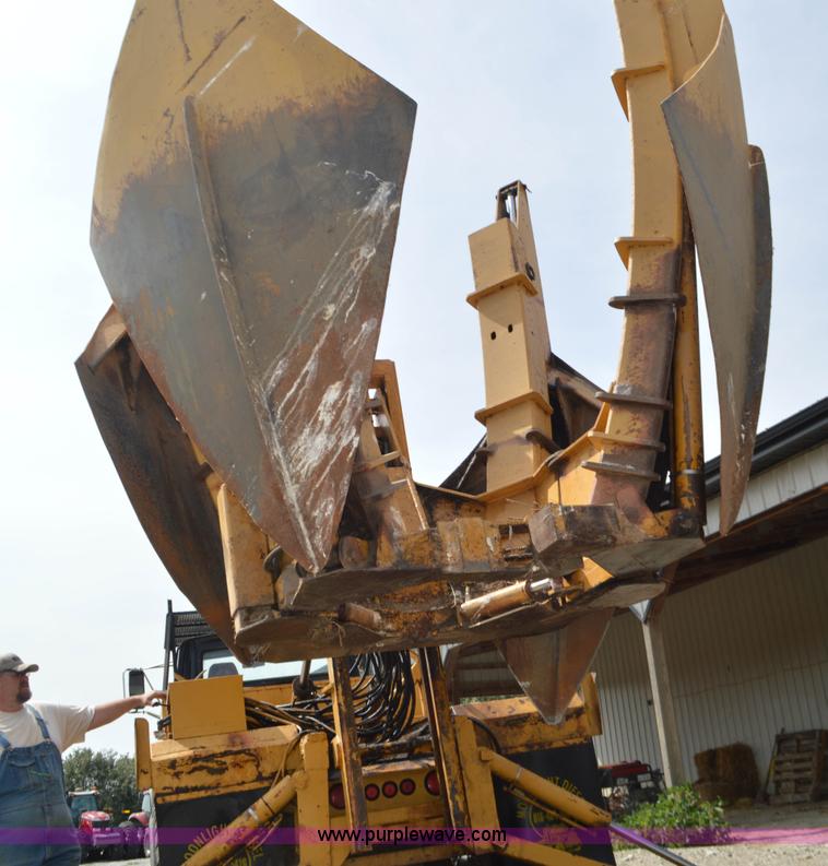 image for item L2788 1979 Ford 800 tree transplanter truck