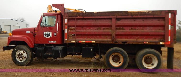 image for item L3533 2001 International F2554 dump truck