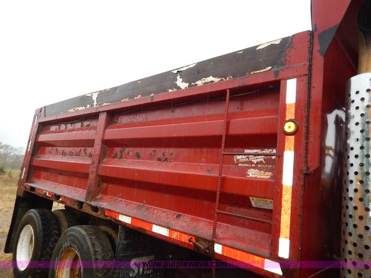 image for item L3533 2001 International F2554 dump truck