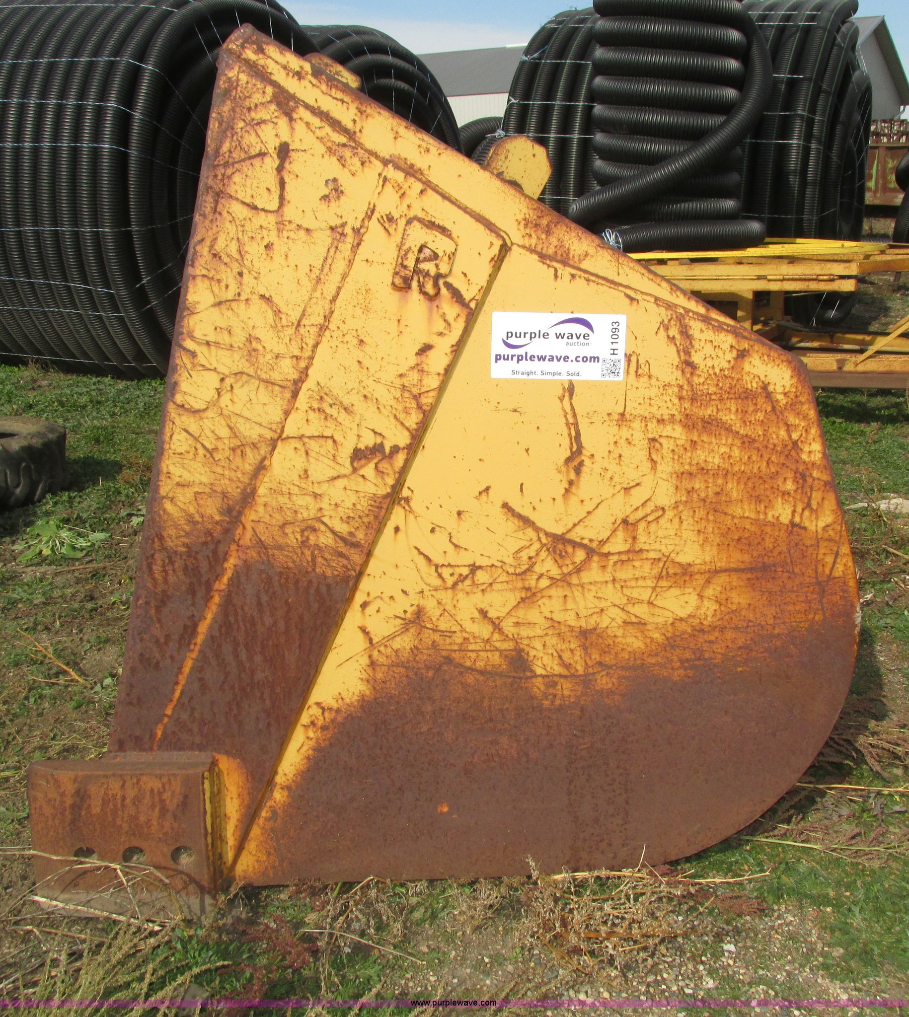 Rockland loader bucket in Sioux Center, IA Item H1093 sold Purple Wave