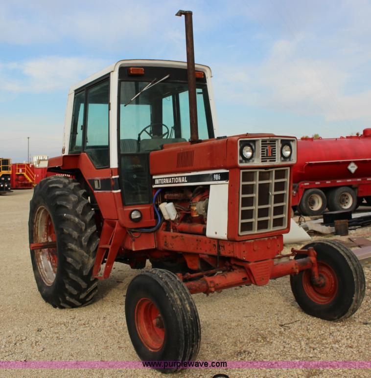 image for item BC9162 1977 International 986 tractor