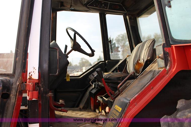 image for item BC9162 1977 International 986 tractor
