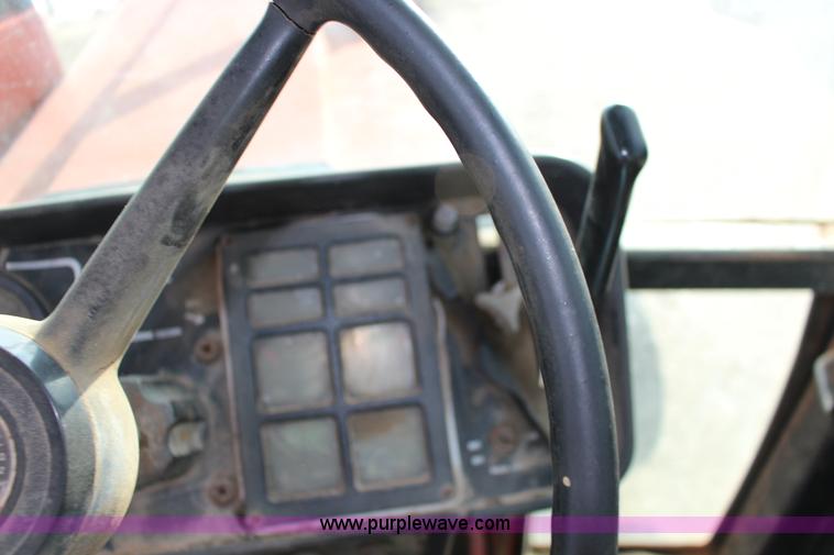 image for item BC9162 1977 International 986 tractor