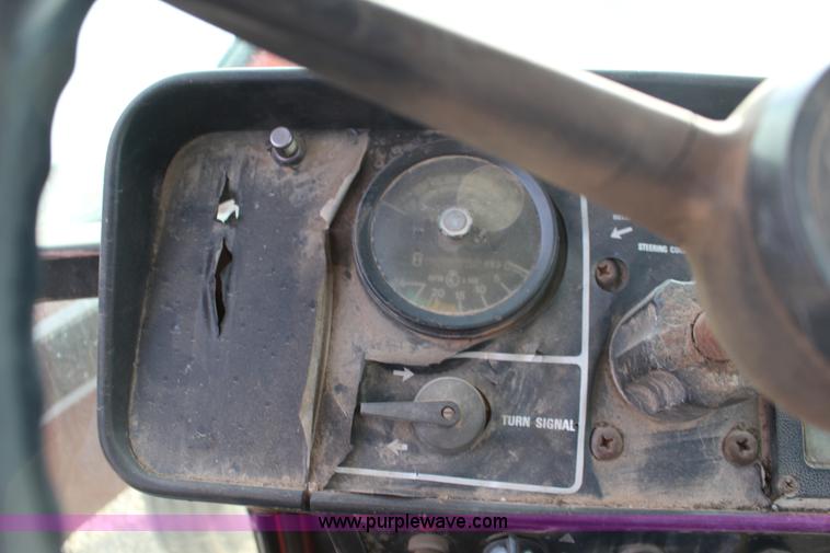 image for item BC9162 1977 International 986 tractor