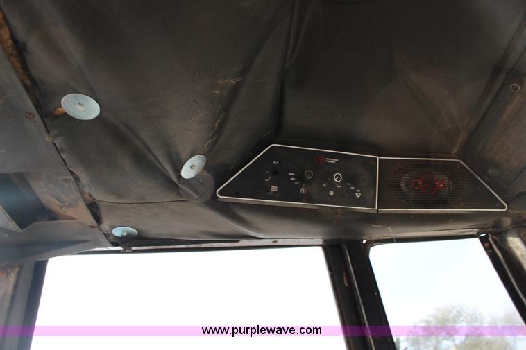 image for item BC9162 1977 International 986 tractor