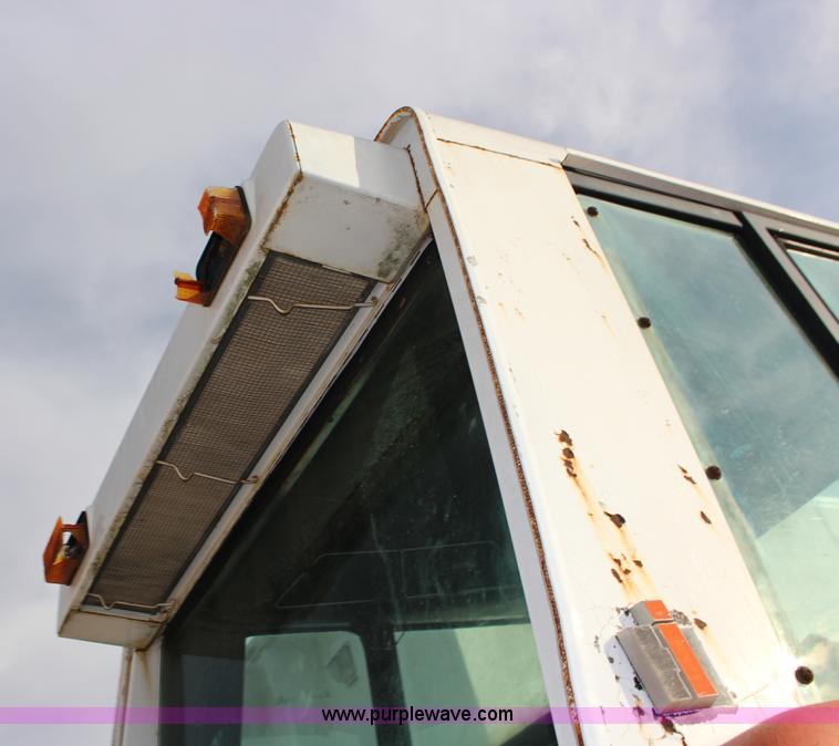 image for item BC9162 1977 International 986 tractor