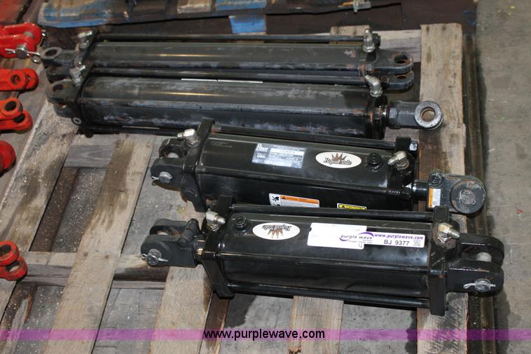 (4) hydraulic cylinders in Lubbock, TX Item BJ9377 sold Purple Wave