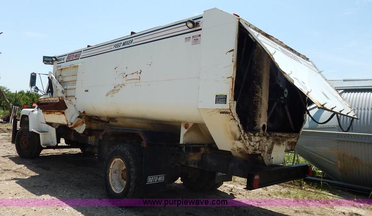 image for item J3767 1996 Ford LN8000F Roto Mix feed truck