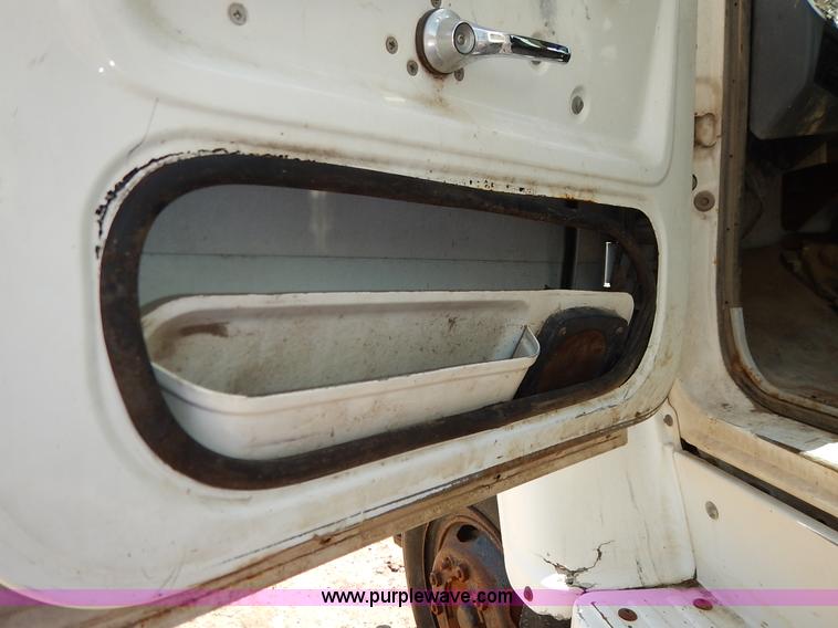 image for item J3767 1996 Ford LN8000F Roto Mix feed truck