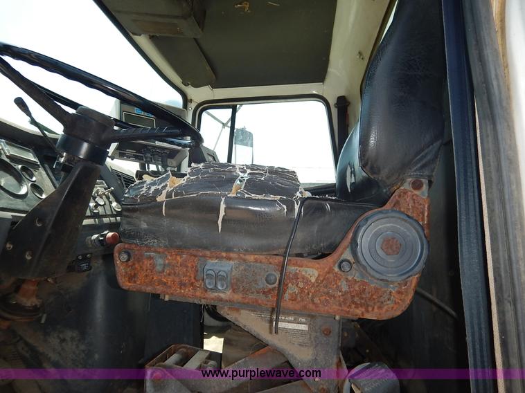 image for item J3767 1996 Ford LN8000F Roto Mix feed truck
