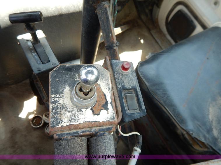 image for item J3767 1996 Ford LN8000F Roto Mix feed truck