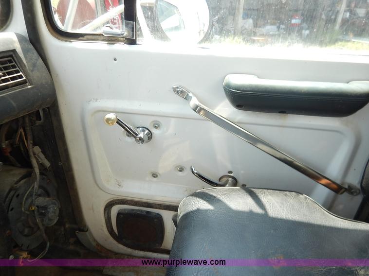 image for item J3767 1996 Ford LN8000F Roto Mix feed truck