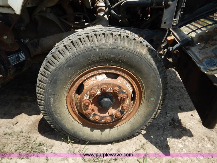 image for item J3767 1996 Ford LN8000F Roto Mix feed truck