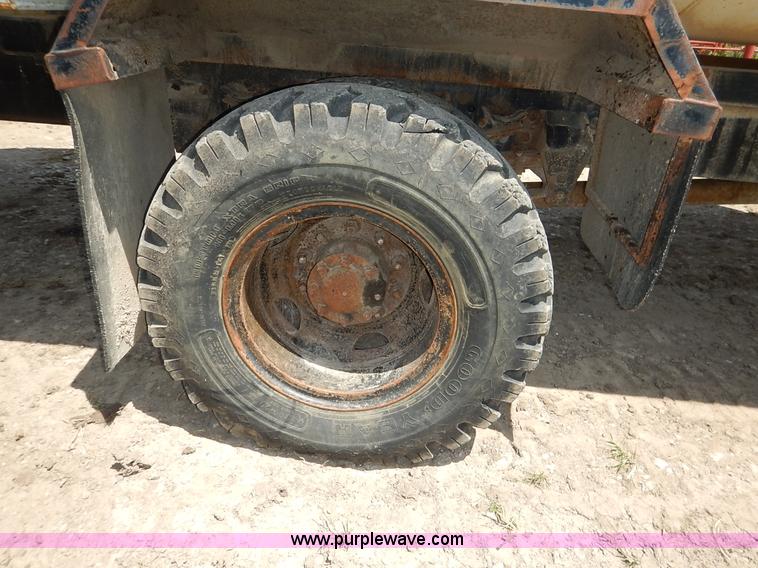 image for item J3767 1996 Ford LN8000F Roto Mix feed truck