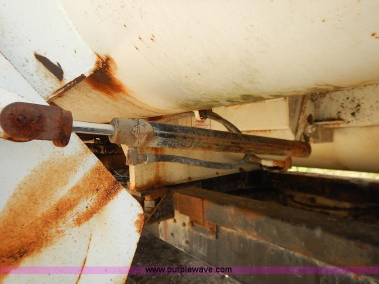 image for item J3767 1996 Ford LN8000F Roto Mix feed truck