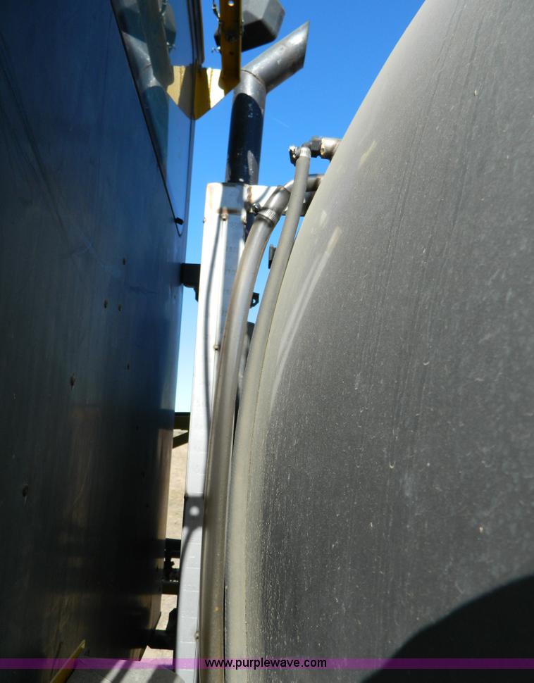 image for item J5246 1995 Ag-Chem RoGator 854 self-propelled sprayer