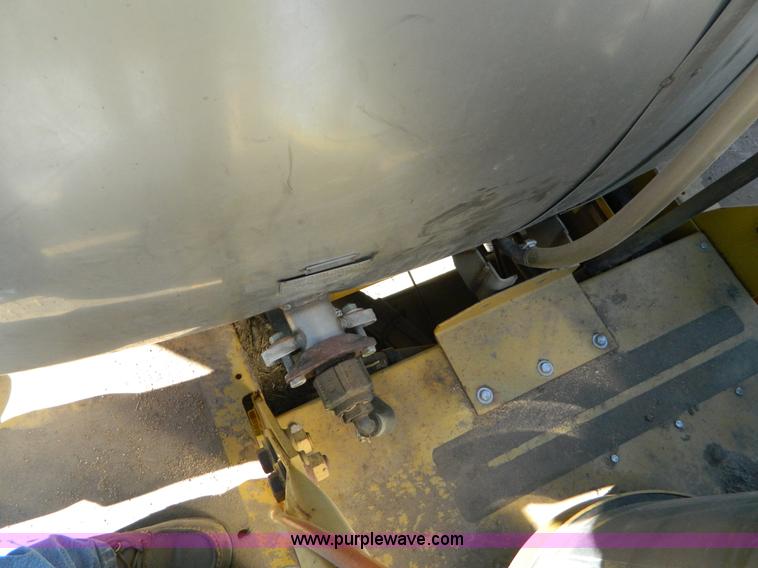 image for item J5246 1995 Ag-Chem RoGator 854 self-propelled sprayer