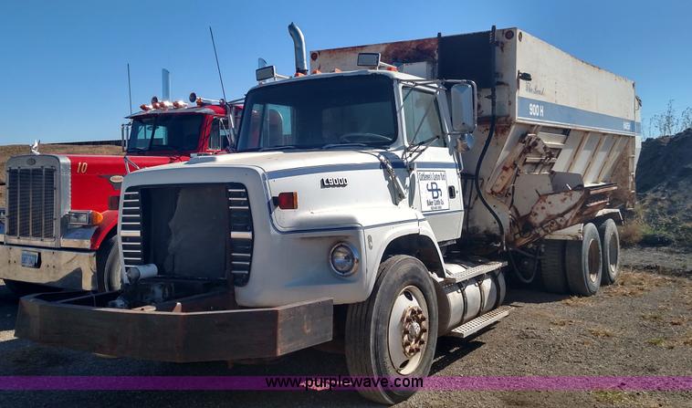 image for item K1236 1991 Ford LS9000 feed truck