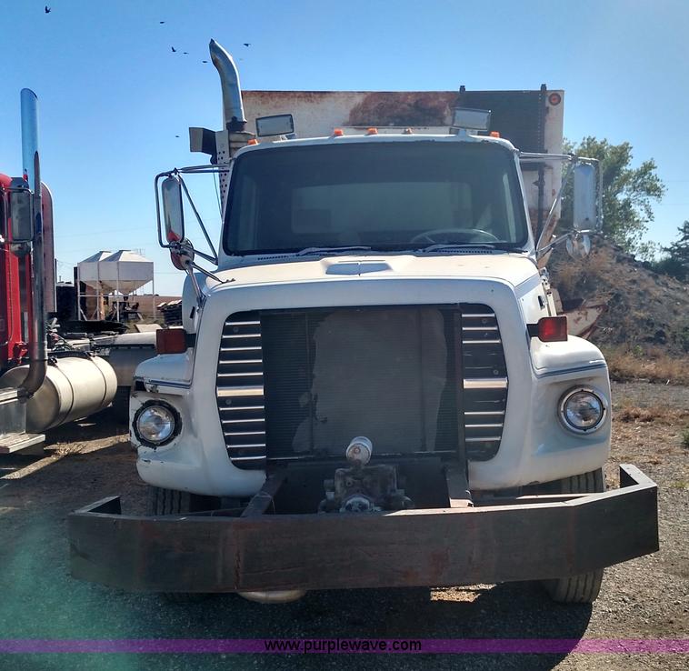 image for item K1236 1991 Ford LS9000 feed truck