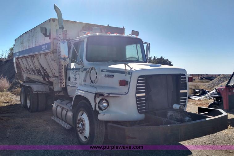 image for item K1236 1991 Ford LS9000 feed truck