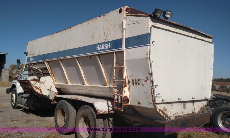 image for item K1236 1991 Ford LS9000 feed truck