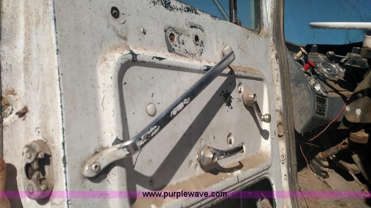 image for item K1236 1991 Ford LS9000 feed truck