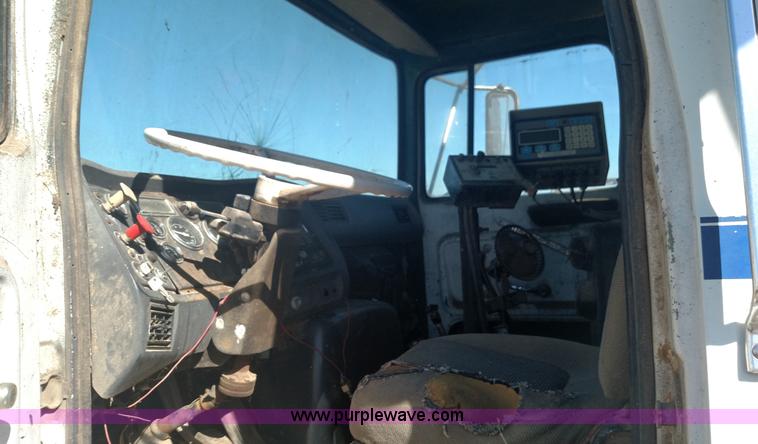 image for item K1236 1991 Ford LS9000 feed truck