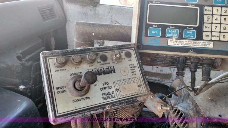 image for item K1236 1991 Ford LS9000 feed truck