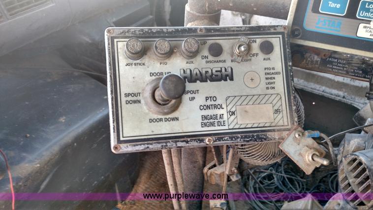 image for item K1236 1991 Ford LS9000 feed truck