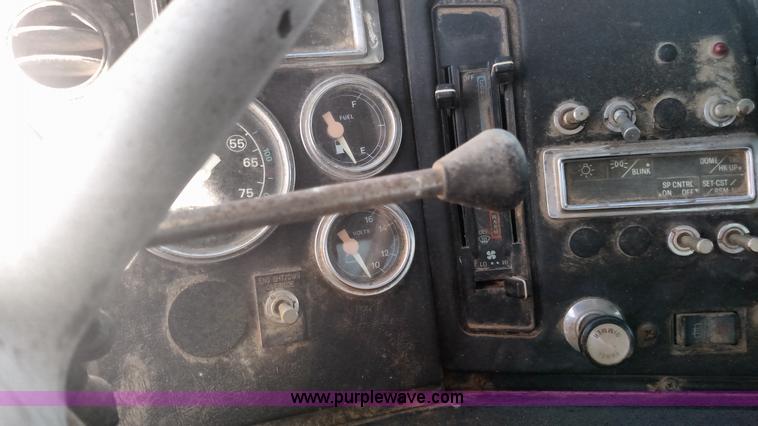 image for item K1236 1991 Ford LS9000 feed truck