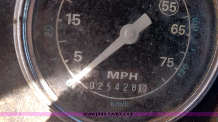 image for item K1236 1991 Ford LS9000 feed truck