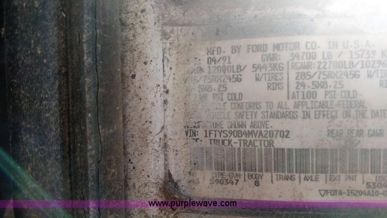image for item K1236 1991 Ford LS9000 feed truck