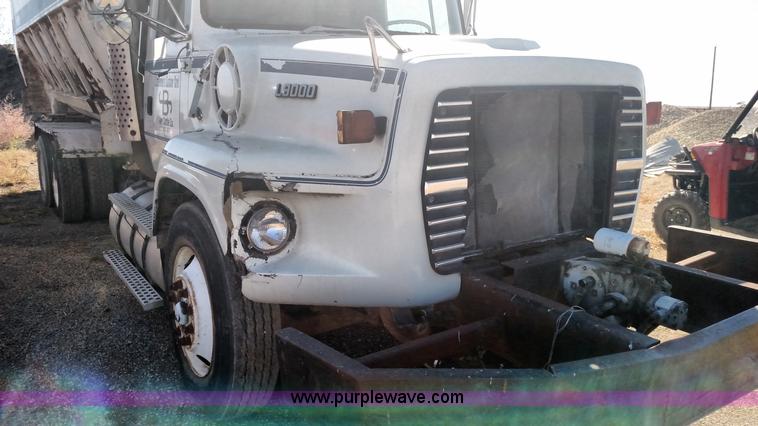 image for item K1236 1991 Ford LS9000 feed truck