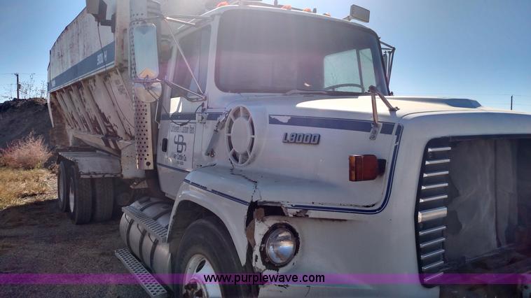 image for item K1236 1991 Ford LS9000 feed truck