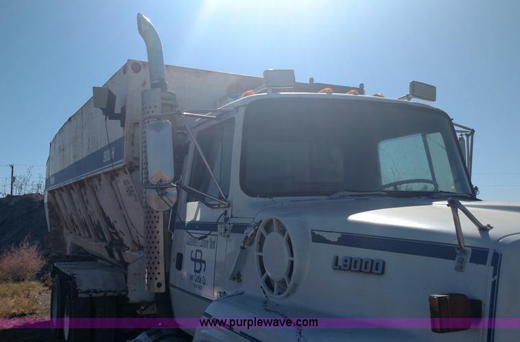 image for item K1236 1991 Ford LS9000 feed truck