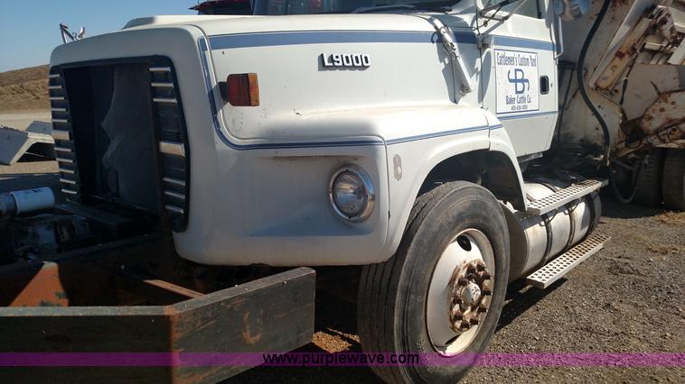 image for item K1236 1991 Ford LS9000 feed truck