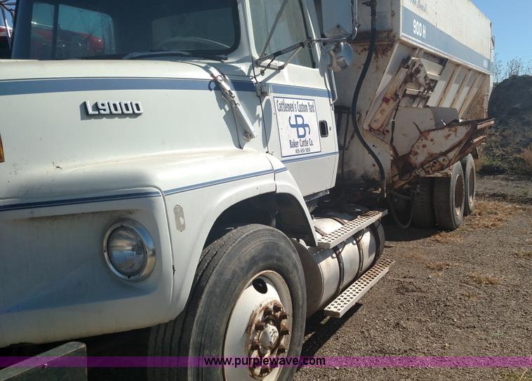 image for item K1236 1991 Ford LS9000 feed truck