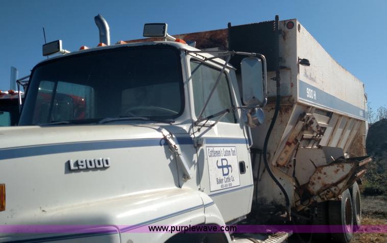 image for item K1236 1991 Ford LS9000 feed truck