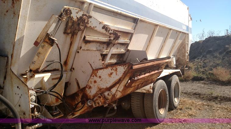 image for item K1236 1991 Ford LS9000 feed truck