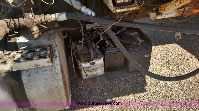 image for item K1236 1991 Ford LS9000 feed truck