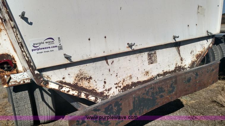 image for item K1236 1991 Ford LS9000 feed truck