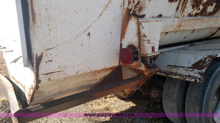 image for item K1236 1991 Ford LS9000 feed truck