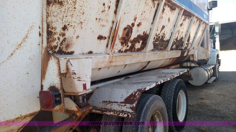 image for item K1236 1991 Ford LS9000 feed truck
