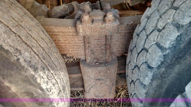 image for item K1236 1991 Ford LS9000 feed truck