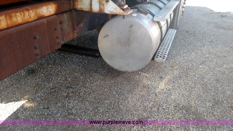 image for item K1236 1991 Ford LS9000 feed truck