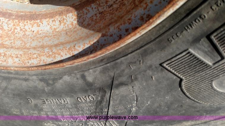 image for item K1236 1991 Ford LS9000 feed truck