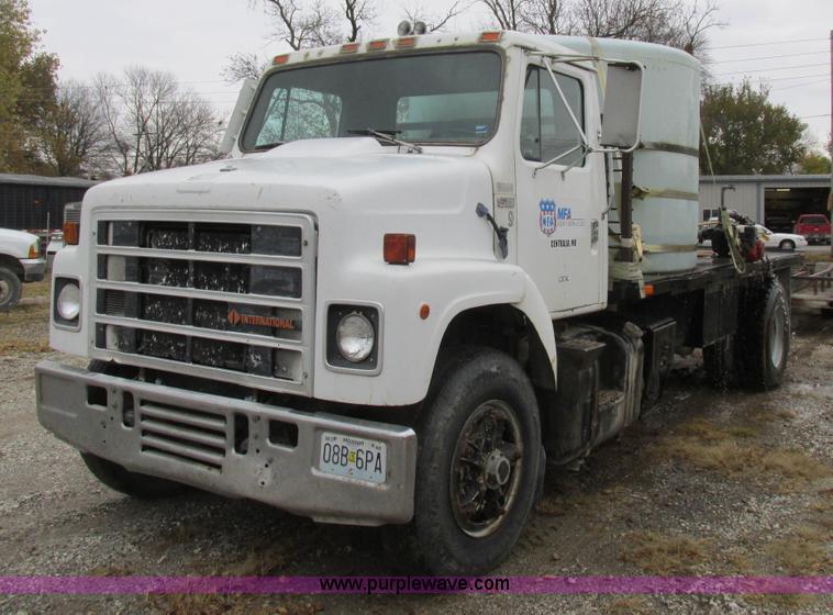 image for item K2230 1986 International 2375 flatbed tank truck